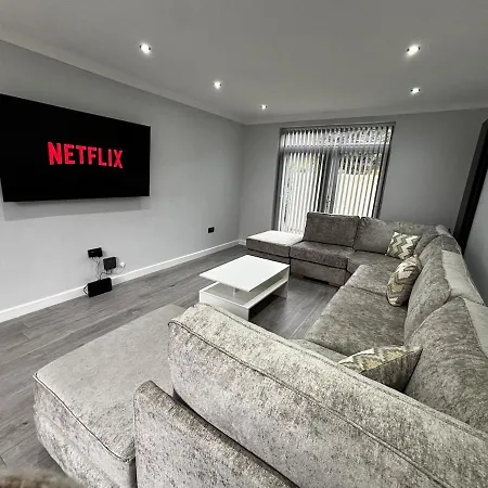 Holiday home Modern 3 Bed House In Headingley - Free Parking *